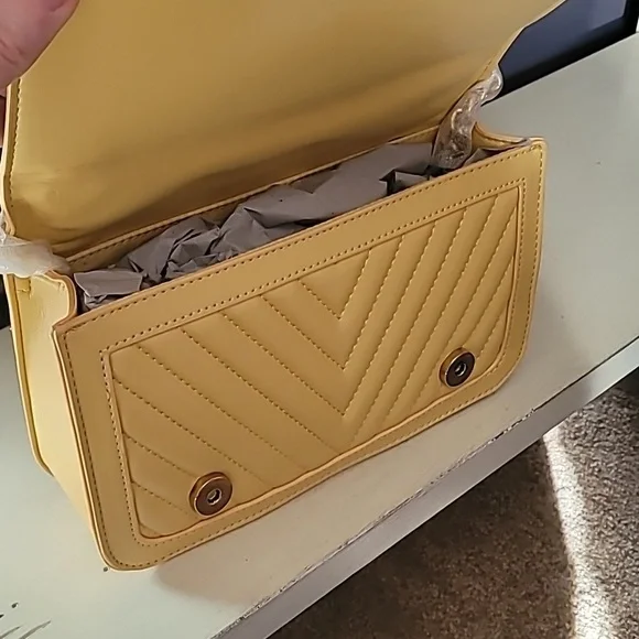 Yellow Quilted Shoulder Bag With Gold Chain Strap - Picture 3 of 3